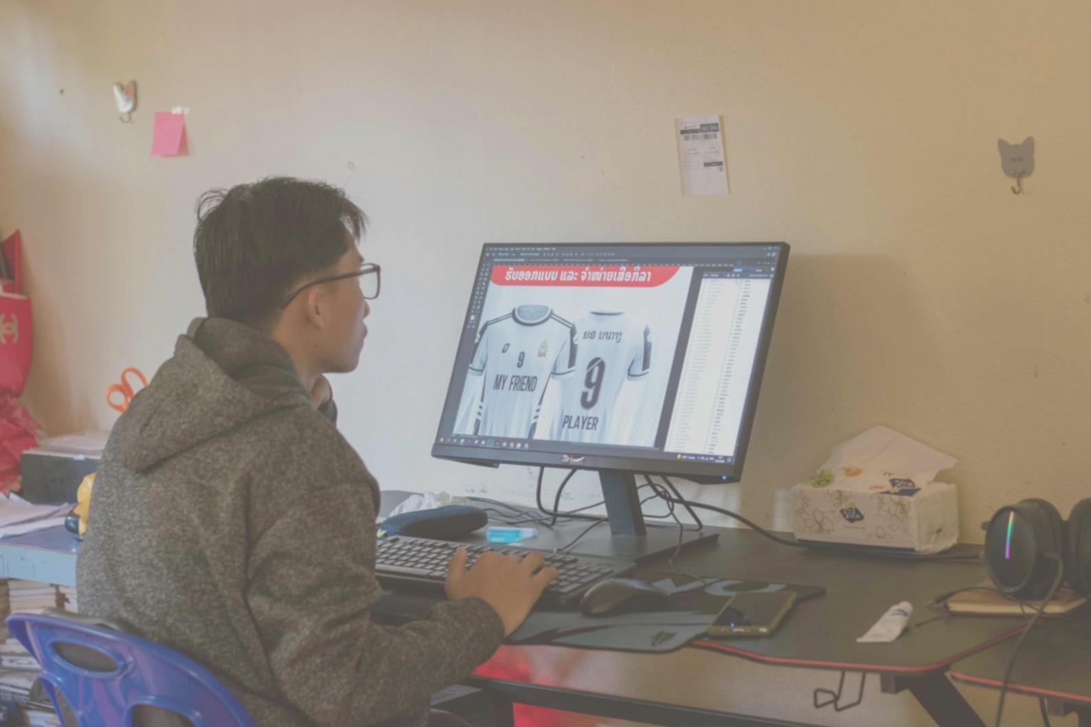 Familia trabajando junta en la planificación financiera del hogar